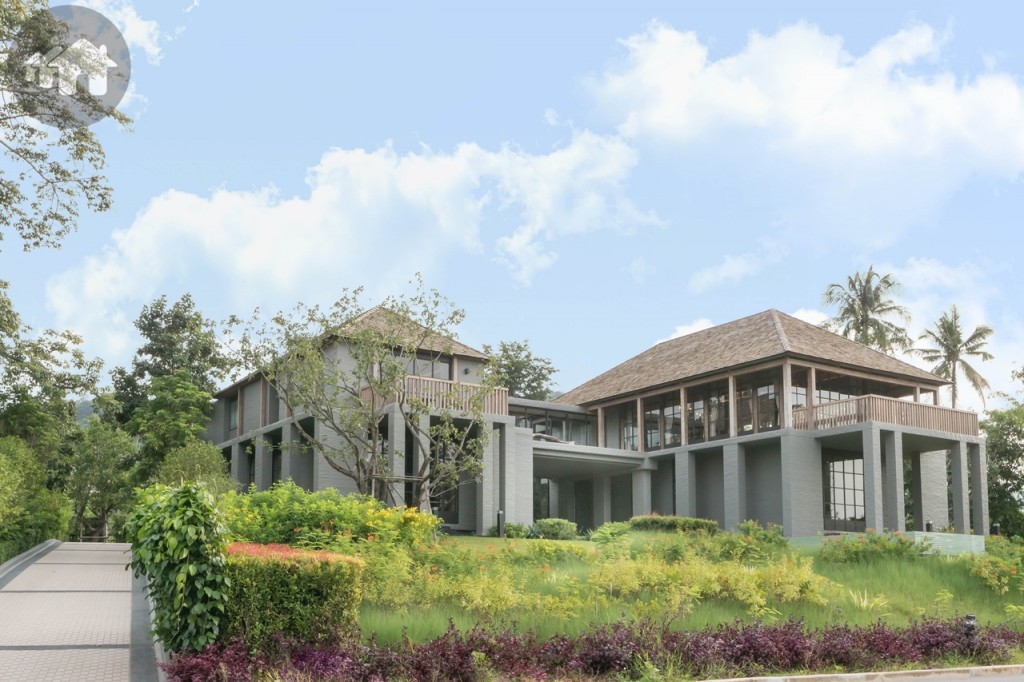 บ้านตากอากาศ 2 ชั้น ตั้งอยู่บนเนินเขารายล้อมด้วยต้นไม้ และสวน ให้ความรู้สึกใกล้ชิดธรรมชาติ