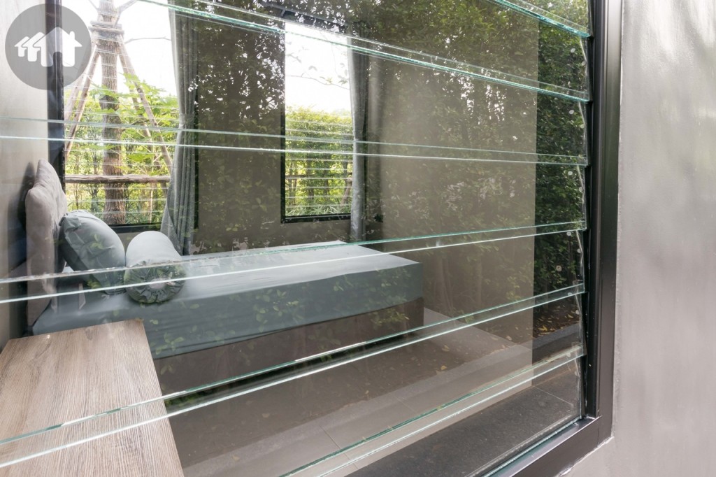 โซนหลังบ้านด้านข้างเป็นห้องนอนแม่บ้าน 2 ห้อง พร้อมห้องน้ำ 1 ห้อง