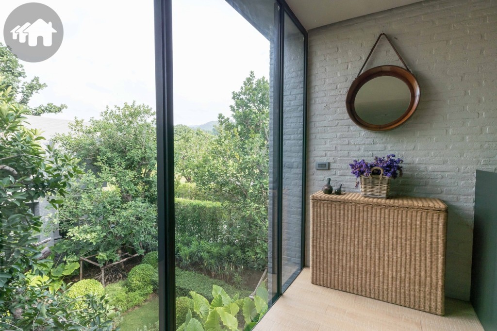 พาขึ้นมาดูชั้นที่ 2 กันก่อน โถงทางเดินเปิดรับวิวด้วยกระจกเทมเปอร์บานใหญ่ กรองรังสียูวีได้เป็นอย่างดี แต่สามารถรับแสงธรรมชาติ และวิวได้ดีเช่นเดียวกัน