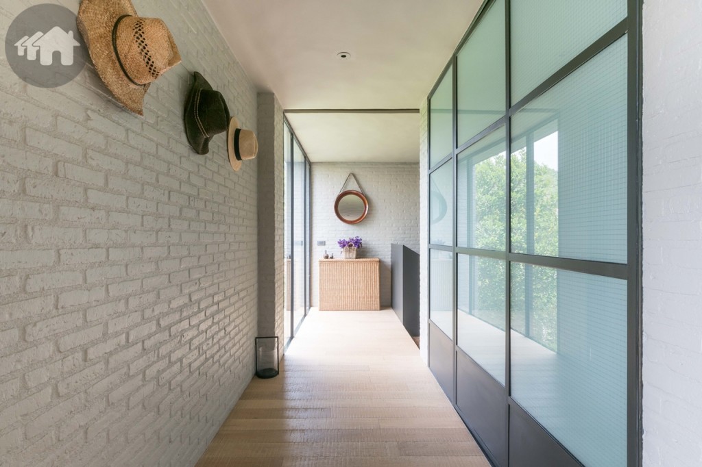 ทางเดินเชื่อมจากโถงบันได สู่ห้องอเนกประสงค์