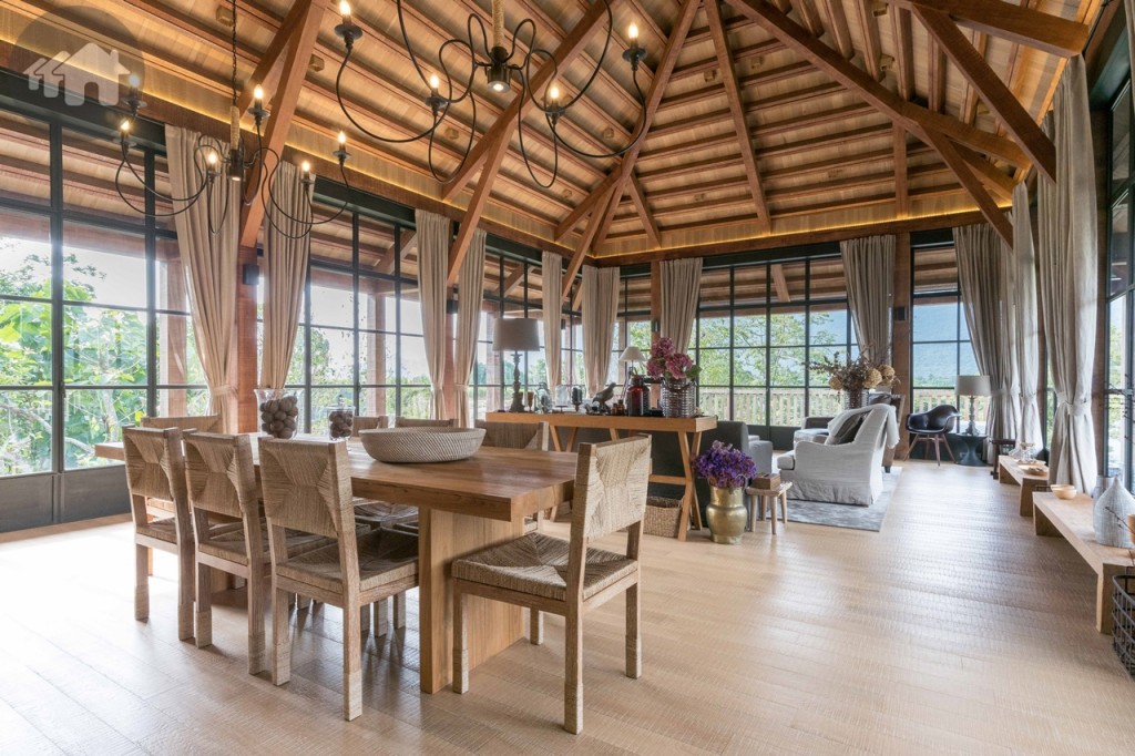 ห้องอเนกประสงค์ขนาดใหญ่ เพดานสูงโปร่ง หลังคาไม้จริง พื้นไม้โอ๊คขัดลาย เปิดรับวิวธรรมชาติด้วยหน้าต่าง และประตูกระจกเทมเปอร์บานใหญ่ ทั้ง 3 ด้าน