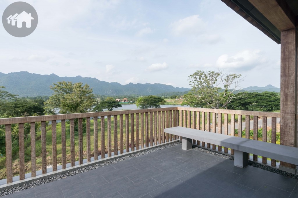 เชื่อมต่อกับระเบียงขนาดใหญ่ รับลมเย็น พร้อมเสพบรรยากาศเทือกเขาและทะเลสาบไปพร้อมๆ กัน