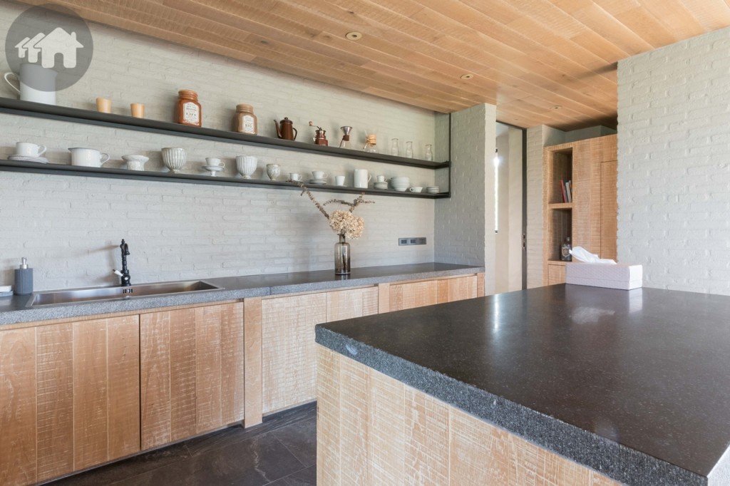 อีกด้านหนึ่งของห้องเป็นโซนจัดวางอาหาร หรือเตรียมอาหารแบบง่ายๆ