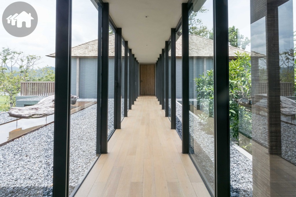 ถัดจากห้องอเนกประสงค์ มีทางเชื่อมระหว่างอาคาร ผนังทั้ง 2 ด้าน เป็นกระจกเทมเปอร์บานใหญ่ รับวิวและแสงธรรมชาติ มีประตูบานเลื่อนเพื่อออกไปรับอากาศบริสุทธิ์ที่สวนหินภายนอกทั้ง 2 ด้าน