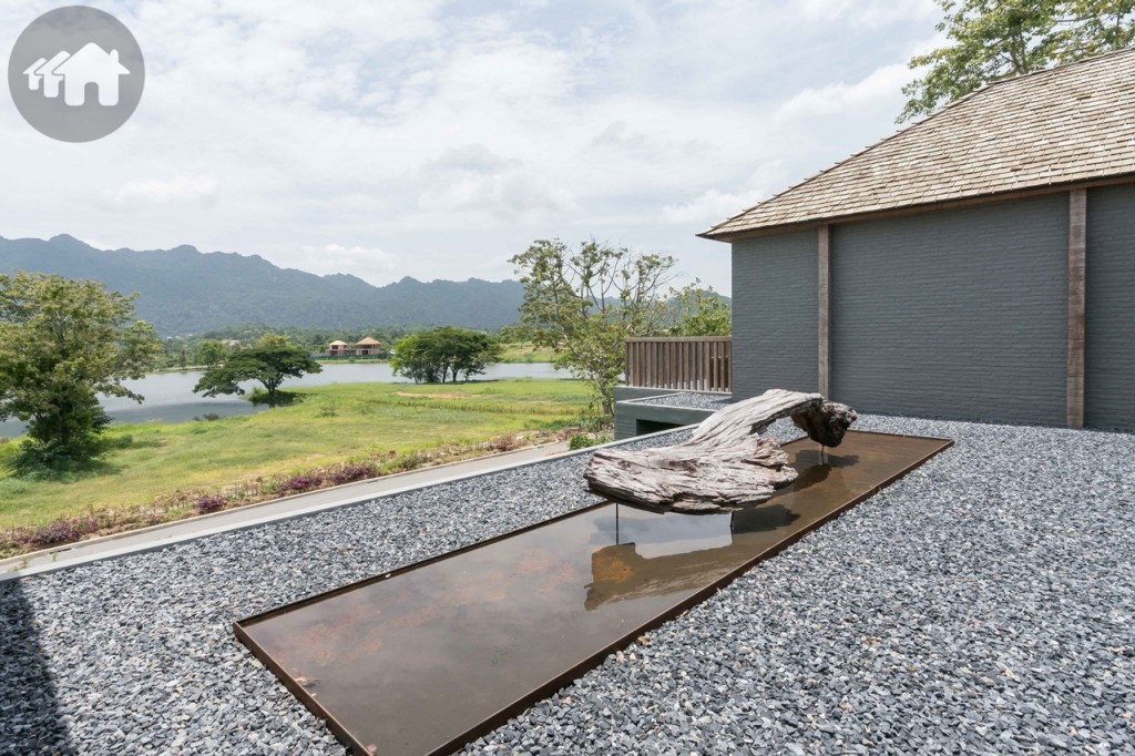 ตกแต่งด้วยประติมากรรมไม้ และสวนหิน รองรับกิจกรรมอื่นๆ เช่น การปิ้งบาร์บีคิวคลายหนาว หรือนั่งสังสรรค์ ตากลมเย็น รับวิวภูเขาและทะเลสาบ