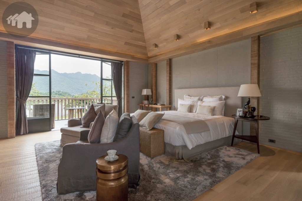 ทางเดินเชื่อมกับห้องนอนใหญ่ที่อยู่อีกอาคาร ห้องสูงโปร่ง เพดานกรุไม้จริง ให้ความเป็นส่วนตัวในการพักผ่อน แม้จะมีการจัดงานเลี้ยงบริเวณห้องอเนกประสงค์ เก็บเสียงด้วยกำแพงแบบ Double wall