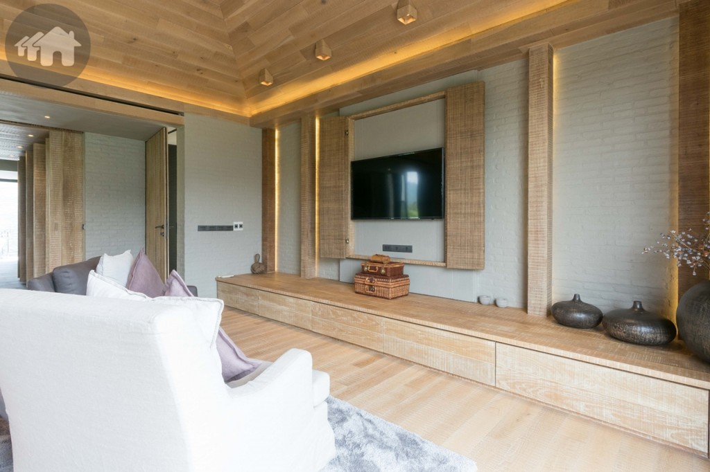 ให้ความสำคัญกับการตกแต่งในทุกจุด อาทิ บานพับเปิด-ปิด สำหรับพรางจอโทรทัศน์ ซึ่งเป็นงานจักสานจากวัสดุธรรมชาติส่งทำพิเศษ