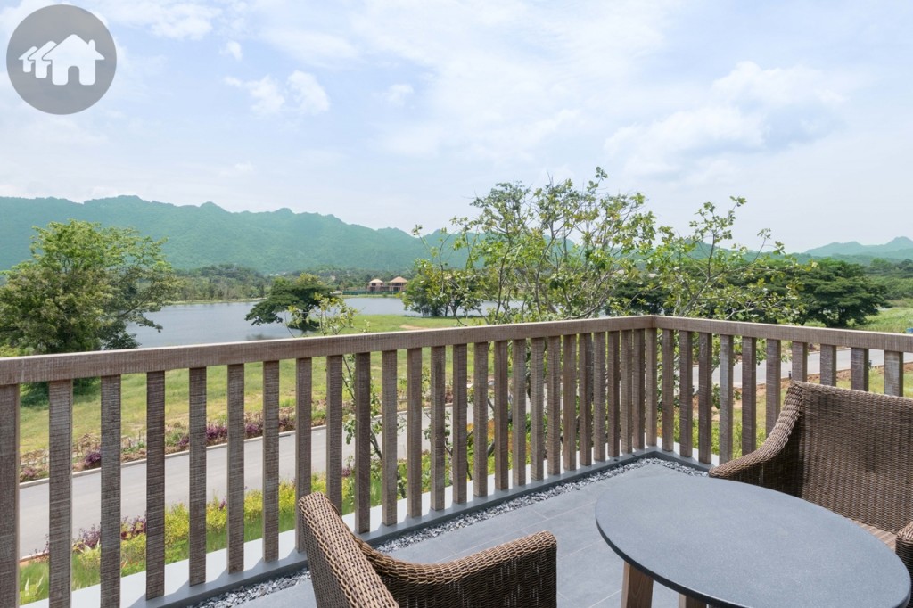 พื้นที่ระเบียงเปิดรับวิวทะเลสาบ และภูเขาแบบเต็มตา