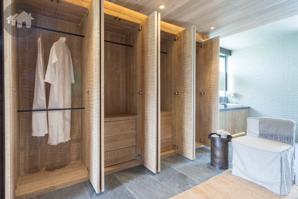 เชื่อมต่ออย่างเรียบง่ายกับ Walk in closet ขนาดใหญ่ ซึ่งมีตู้เสื้อผ้าทั้ง 2 ด้าน ปูพื้นด้วยหินธรรมชาติ