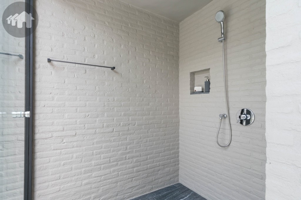 เชื่อมต่อกับห้องน้ำ และห้องอาบน้ำ ซึ่งแยกกันคนละด้าน