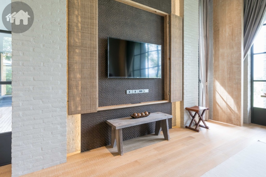 บานพับเปิด-ปิด สำหรับพรางจอโทรทัศน์ ซึ่งเป็นงานจักสานจากวัสดุธรรมชาติส่งทำพิเศษเช่นเดียวกับห้องนอนใหญ่