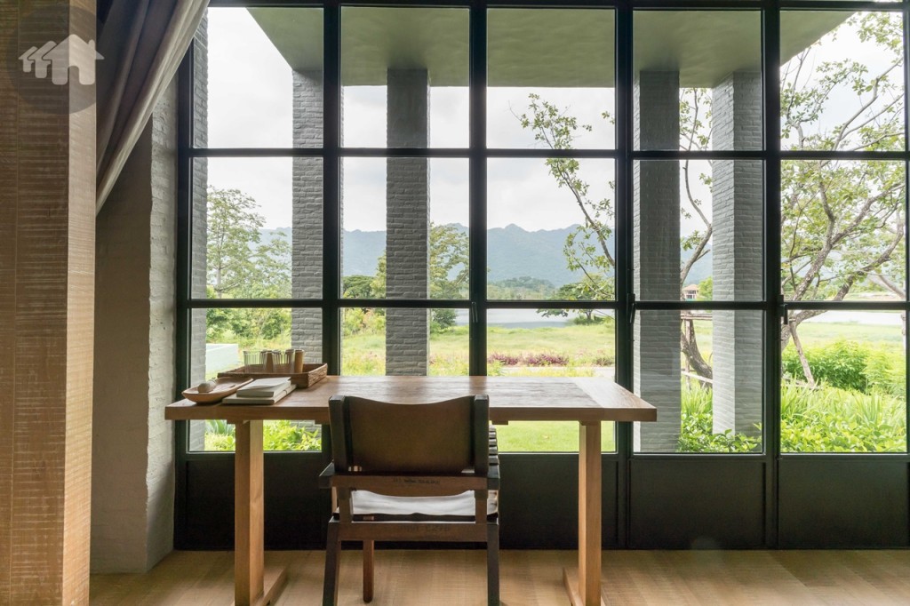 มุมโต๊ะเขียนหนังสือรับวิวทะเลสาบและภูเขา