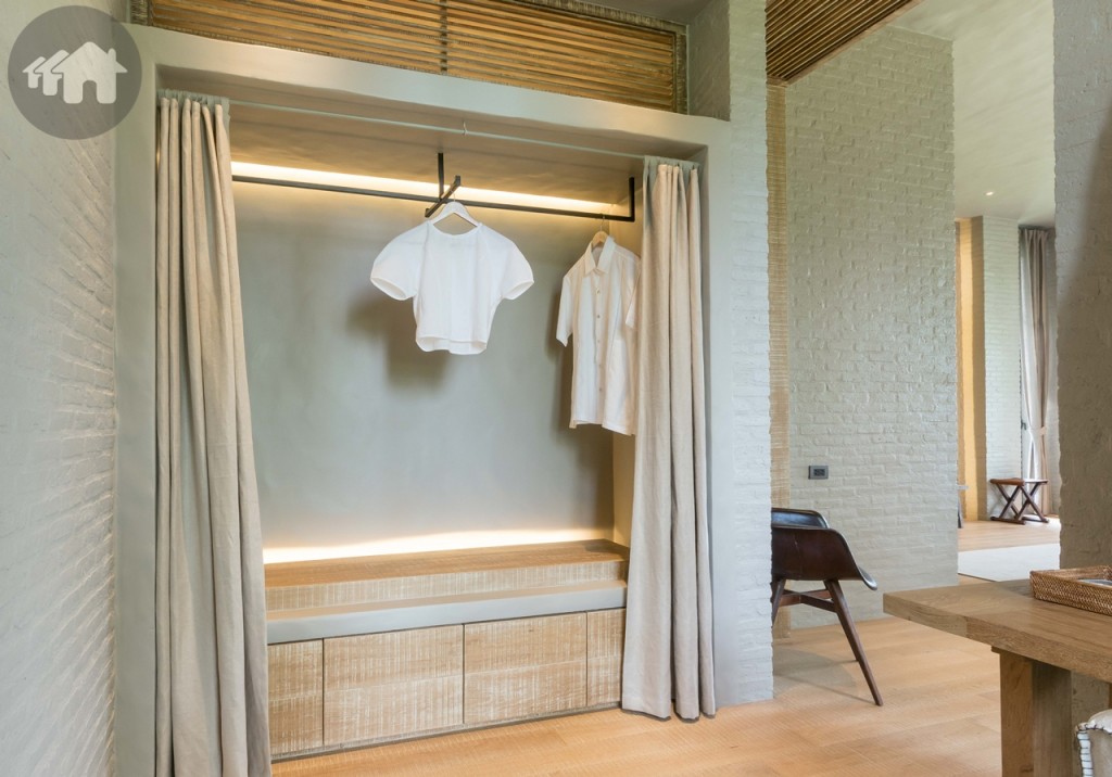 ตู้เสื้อผ้าที่ออกแบบอย่างเรียบง่าย แต่ให้พื้นที่ใช้สอยที่มากกว่า