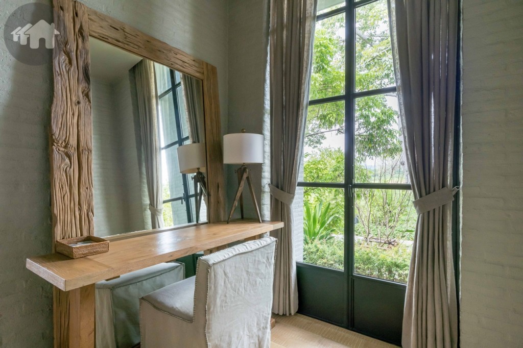 มุมโต๊ะเครื่องแป้ง รับวิวสวนข้างบ้าน