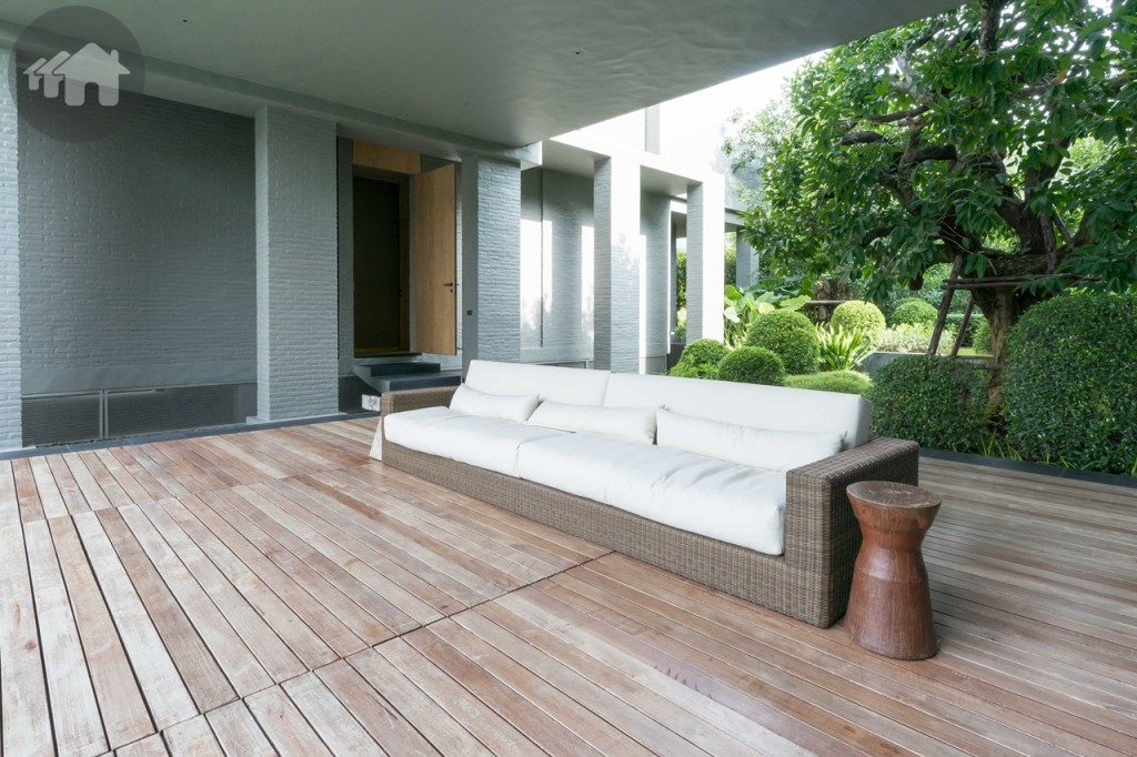 ชั้นล่างพื้นที่เชื่อมระหว่าง 2 อาคาร ออกแบบเป็นชานไม้โล่ง รับลมเย็น ใต้ร่มเงาของทางเชื่อมบนชั้นที่ 2