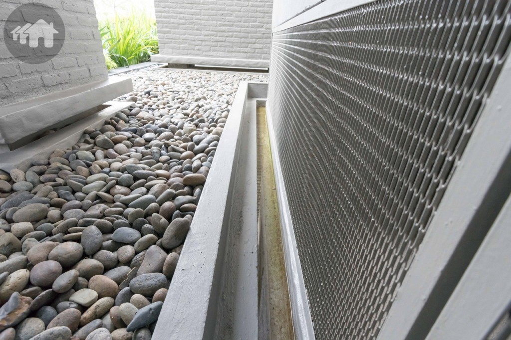 รอบบ้านมีรางน้ำเพื่อป้องกันมด แมลง เข้าสู่ตัวบ้าน