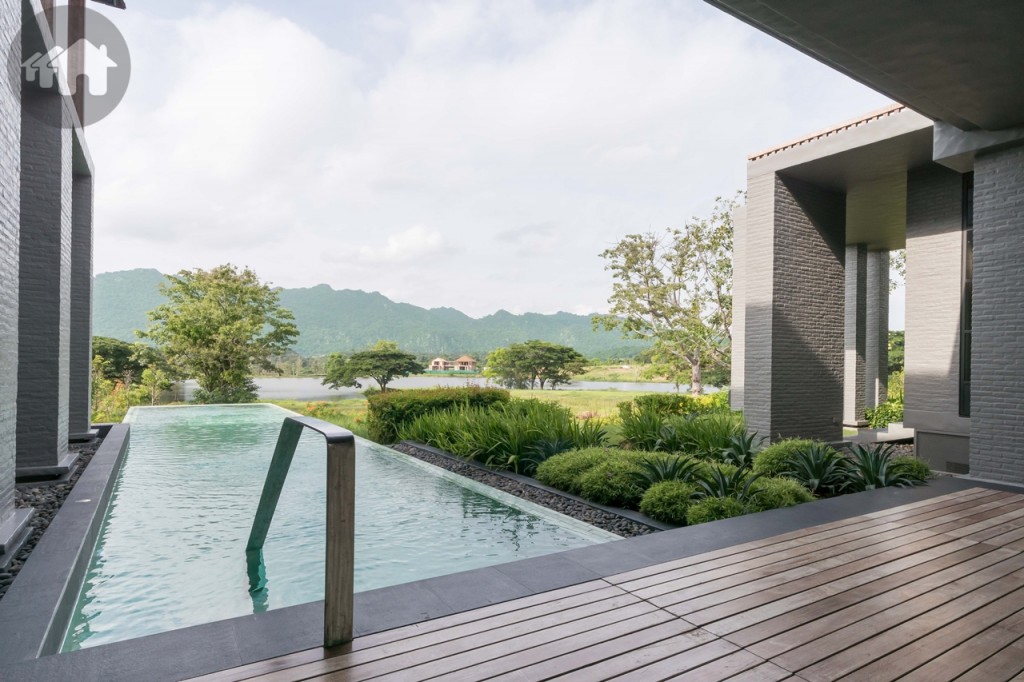 สระว่ายน้ำส่วนตัวข้างสวนหน้าบ้าน ว่ายน้ำพร้อมรับวิวทะเลสาบ และภูเขาแบบพาโนรามา