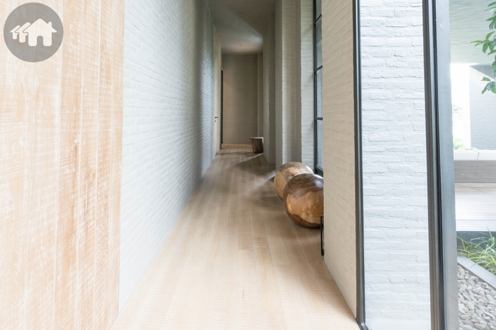 ทางเชื่อมของชั้นที่ 1 โซนอาคารเดียวกับห้องอเนกประสงค์