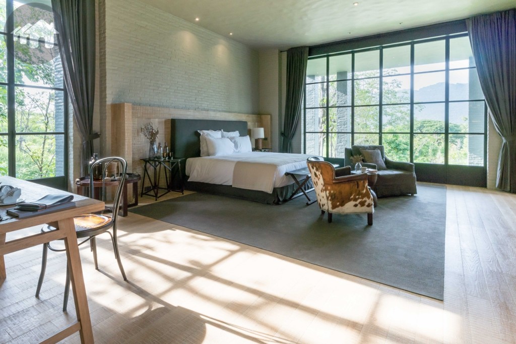 ห้องนอนชั้นล่าง เพดานยังคงฉาบปูนเป็นลอนคลื่นให้ความสวยงามที่แปลกตา ด้านข้างเปิดรับวิวทะเลสาบ และภูเขา เช่นเดียวกับห้องอื่น