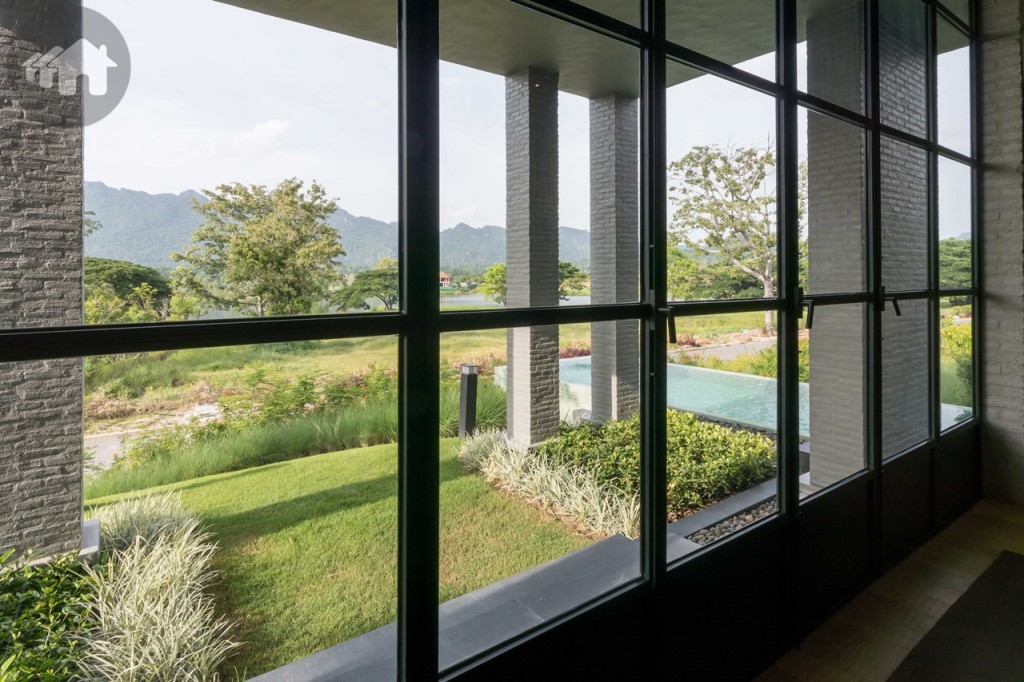 เชื่อมต่อกับสวนหน้าบ้านด้วยประตูกระจกเทมเปอร์บานใหญ่