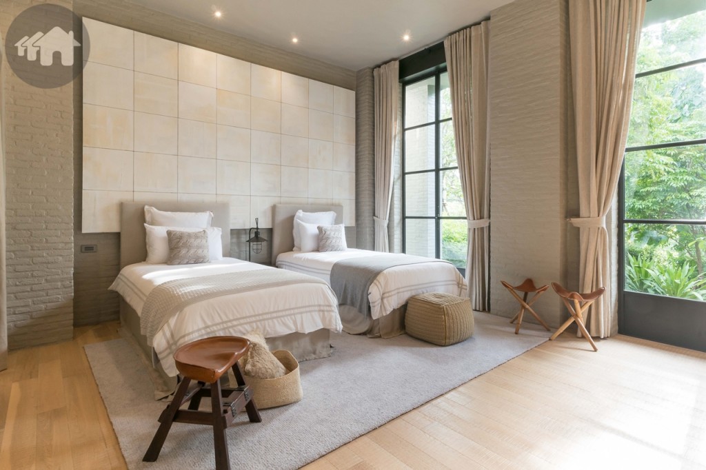 ห้องนอนชั้นล่างอีกหนึ่งห้องเป็นห้องนอนสำหรับรับรองแขก