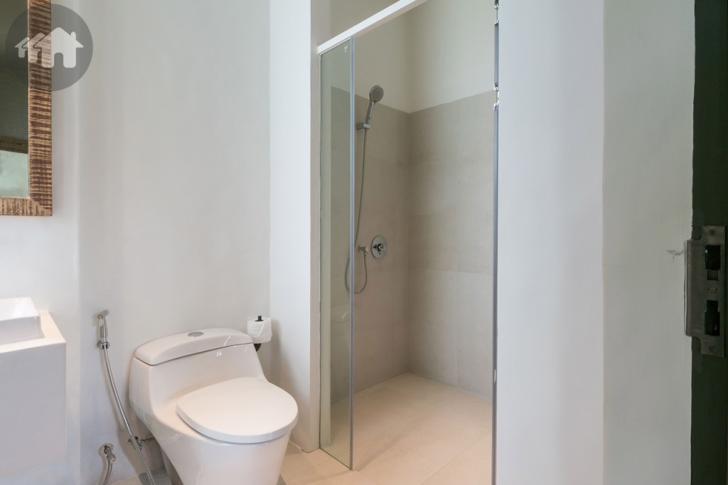 ห้องน้ำที่ออกแบบอย่างลงตัว พร้อมอุปกรณ์ครบครัน ผนังฉาบปูนเป็นลอนคลื่น