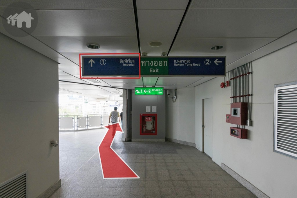 เดินทางมาถึงรถไฟฟ้า BTS ส่วนต่อขยาย แบริ่ง-สมุทรปราการ ที่สถานีสำโรง จากนั้นเดินออกทางออก 1