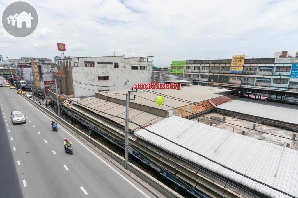 ด้านขวาจะเป็นตลาดเอี่ยมเจริญ มีสินค้าให้เลือกมากมายเช่นเดียวกัน