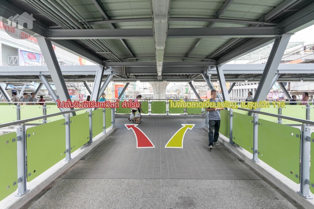 เดินมาจนสุดทาง Skywalk ให้เลี้ยวซ้าย