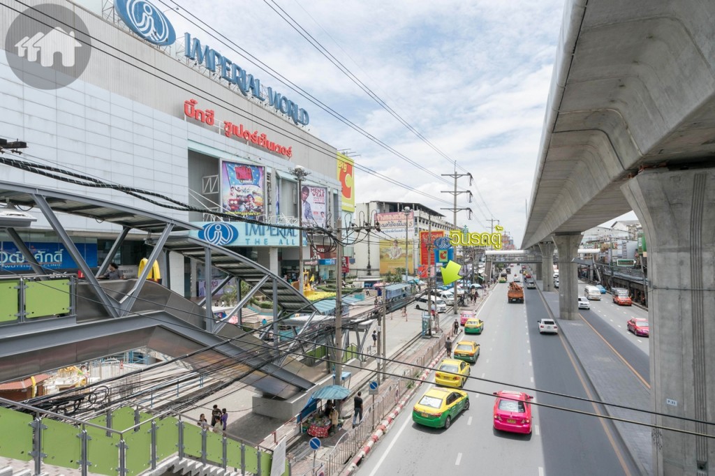 ด้านหน้าห้างอิมพีเรียลเวิลด์ สำโรง มีวินรถตู้ให้บริการด้วยในหลากหลายเส้นทาง เช่น ปิ่นเกล้า หมอชิตใหม่ ชลบุรี และรังสิต