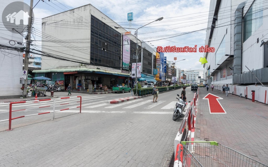 หากเดินลงบันไดมาด้านข้างห้างอิมพีเรียลเวิลด์ สำโรง จะเป็น ถ.ส่วนบุคคล สามารถเรียกรถมอเตอร์ไซค์รับจ้างเข้าโครงการได้จากจุดนี้