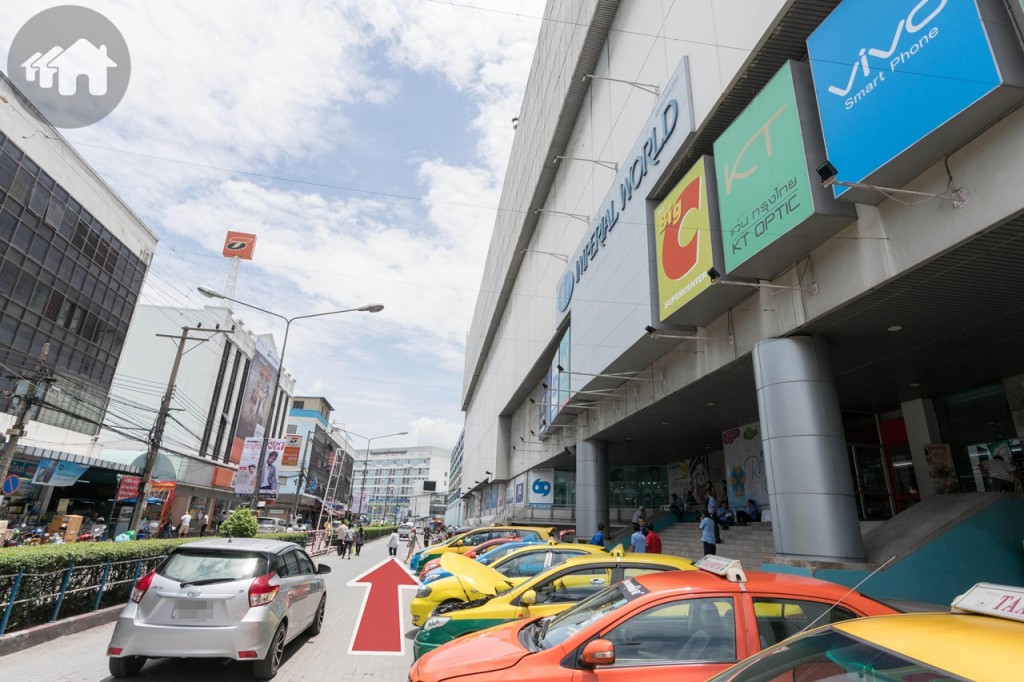 ตรงมาเรื่อย ๆ จะเป็นทางออกด้านข้างห้างอิมพีเรียลเวิลด์ สำโรง