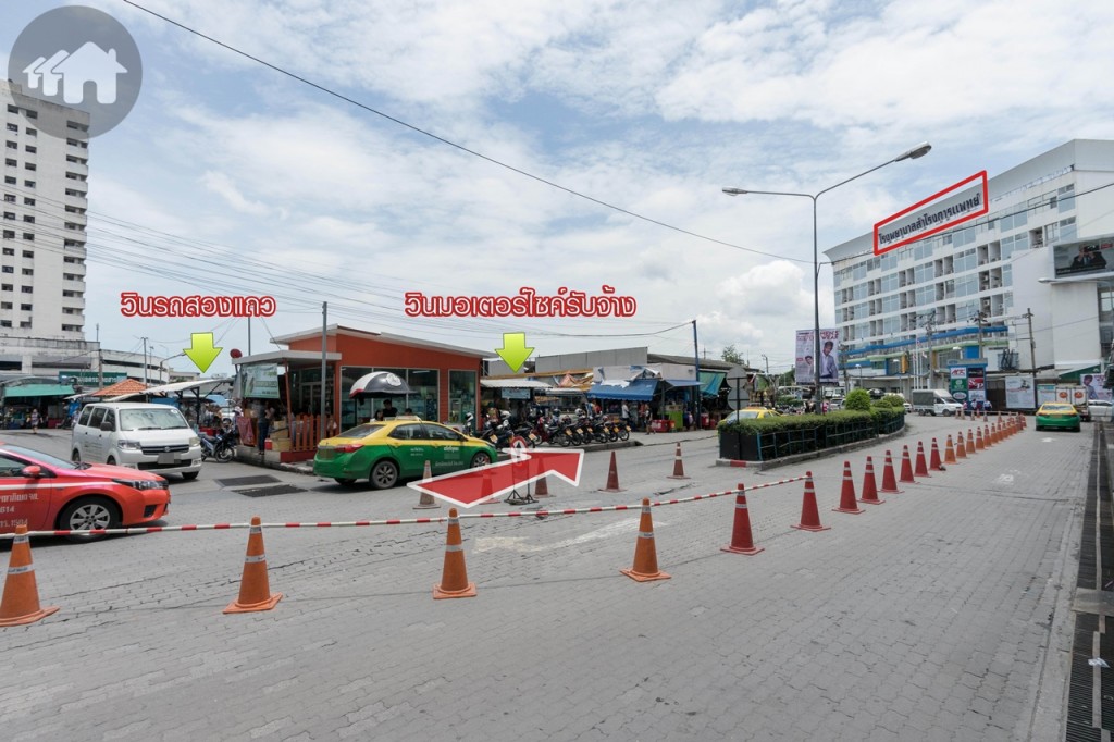 ใกล้กันจะเป็นโรงพยาบาลสำโรงการแพทย์ ฝั่งตรงข้ามมีวินมอเตอร์ไซค์รับจ้าง และวินรถสองแถว