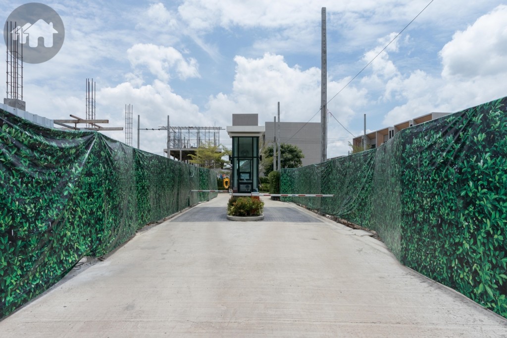 ทางเข้า-ออก โครงการ ด้วยระบบคีย์การ์ด พร้อมป้อมยาม รั้วไม้กระดก และพนักงานรักษาความปลอดภัยตลอด 24 ชั่วโมง