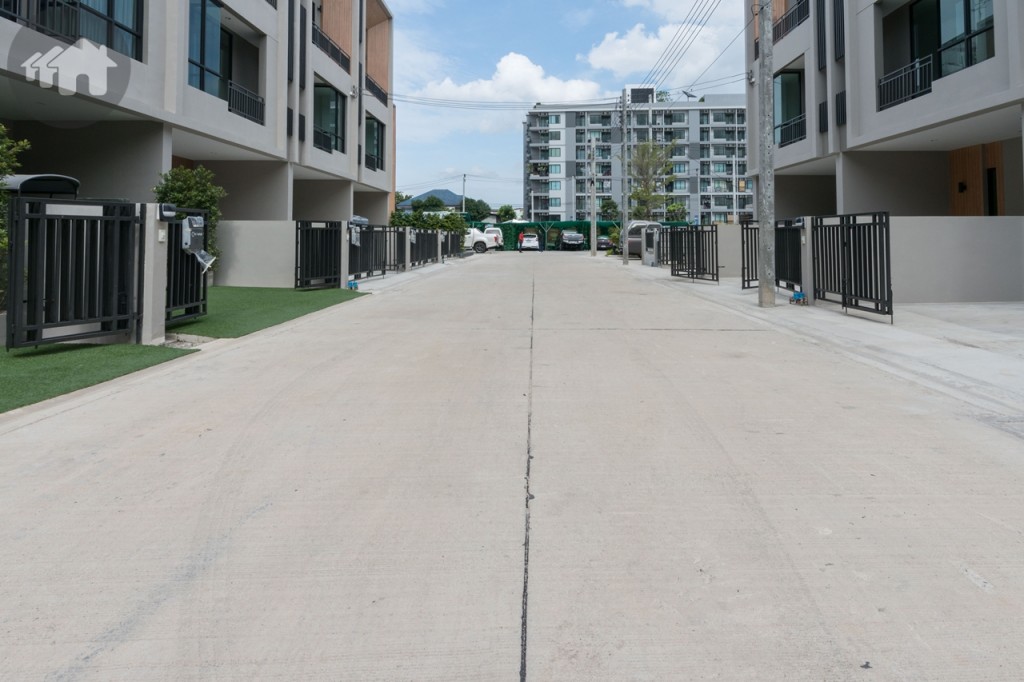 ถนนภายในโครงการกว้าง 8 เมตร