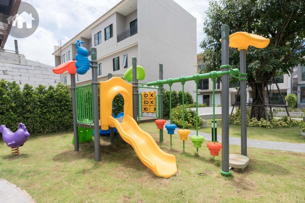 สวนสาธารณะ ลู่วิ่ง พร้อมที่นั่งพักผ่อน และสนามเด็กเล่น บริเวณด้านหน้าโครงการ