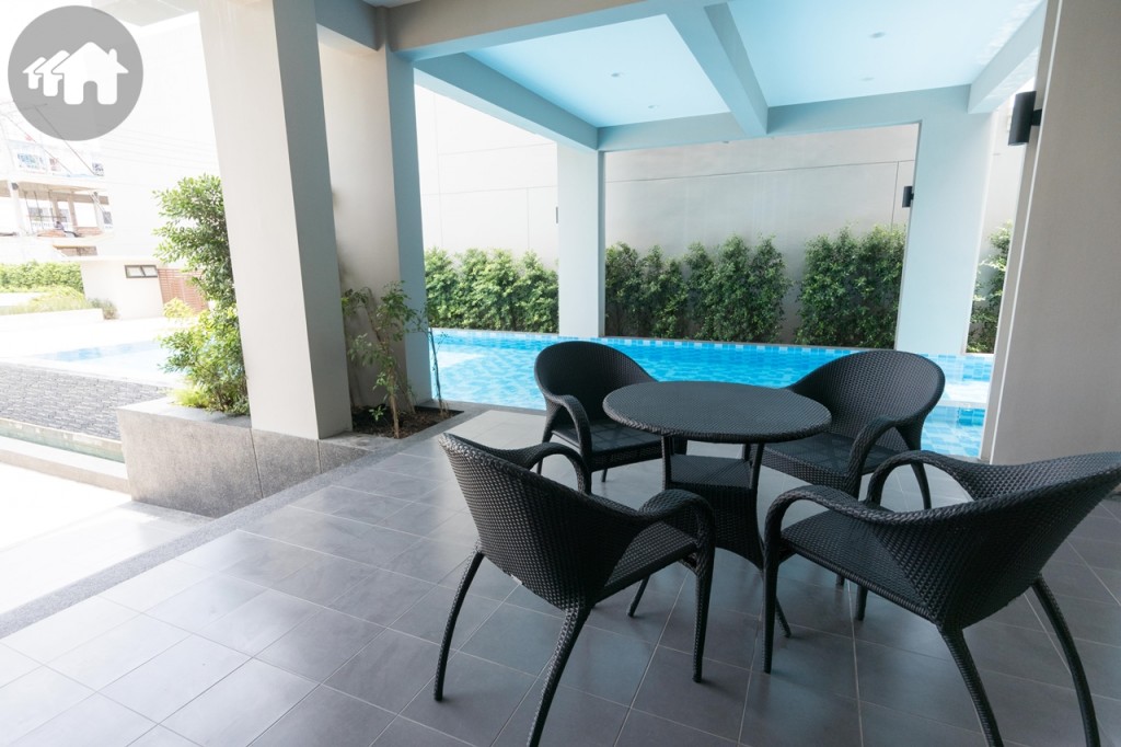 ที่นั่งริมพักผ่อนด้านข้างสระว่ายน้ำ