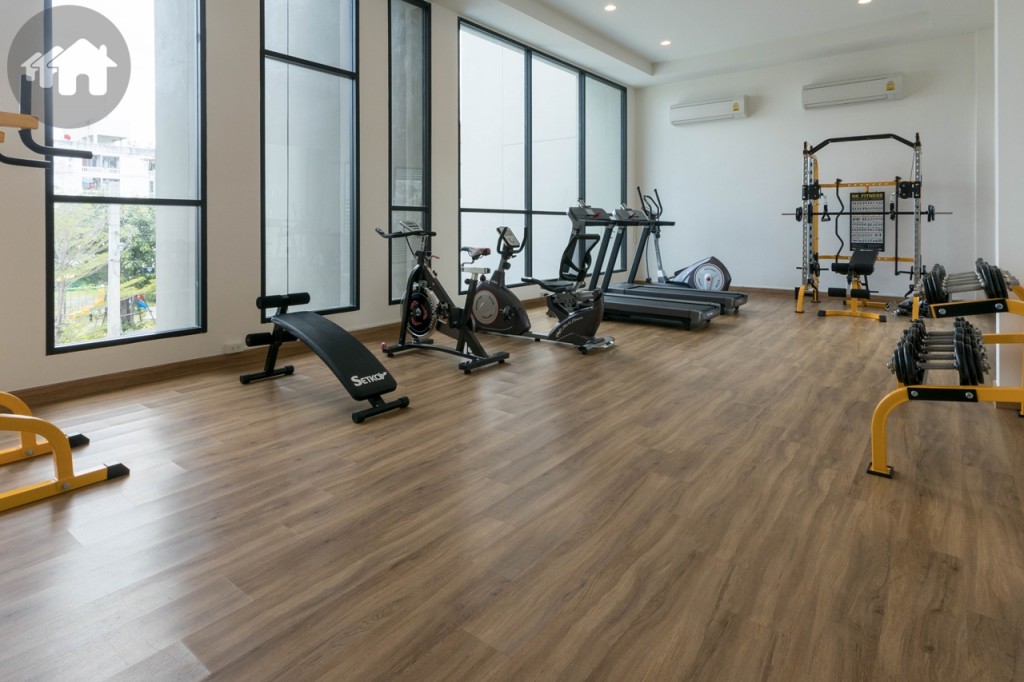 ชั้นที่ 2 เป็นห้องฟิตเนส พร้อมอุปกรณ์ออกกำลังกายครบครัน