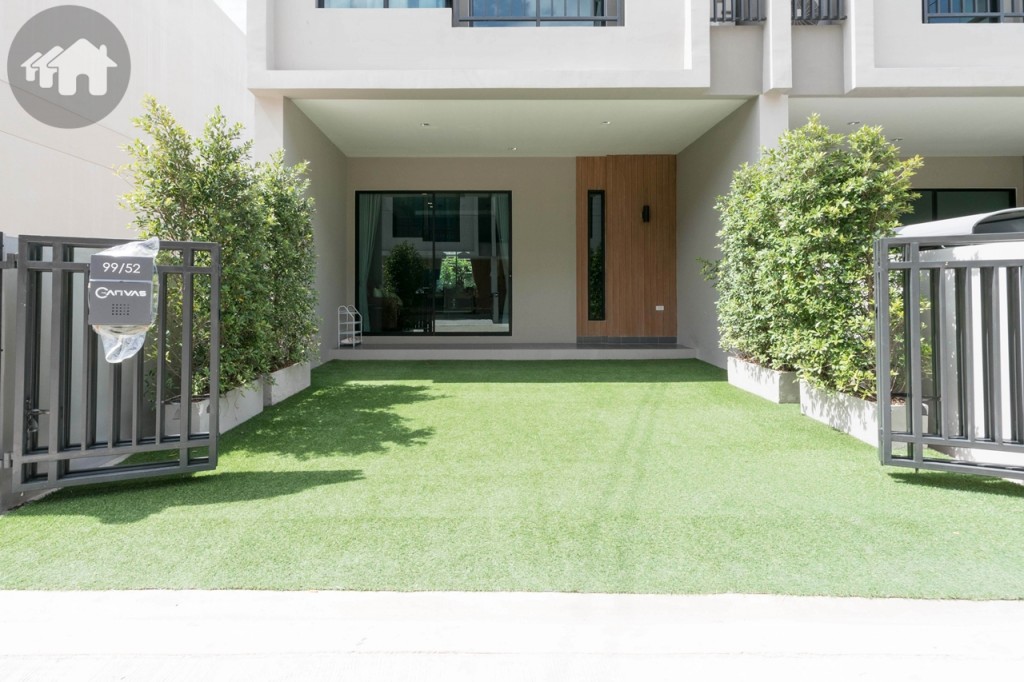 หน้ากว้าง 5.5-5.7 เมตร จอดรถได้ 2 คัน ประตูรั้วเหล็กบานเฟี้ยม