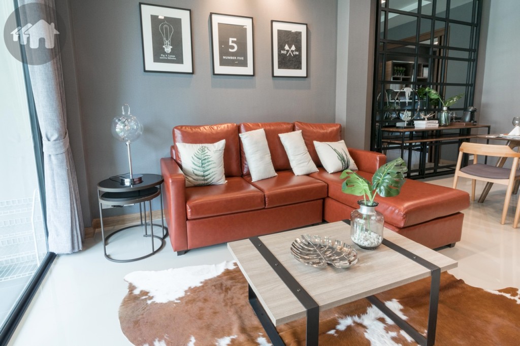 ห้องรับแขกวางโซฟาขนาดใหญ่ และโต๊ะกลาง ได้สบายๆ