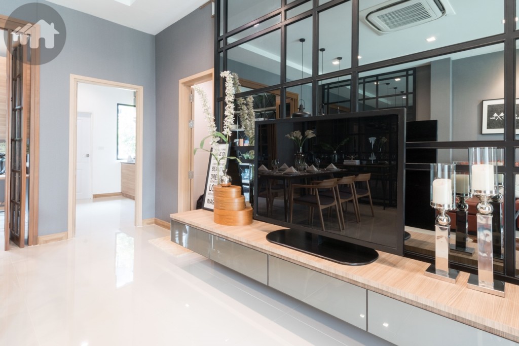 ตรงข้ามเป็นชั้นวางโทรทัศน์ ห่างจากโซฟาประมาณ 2.35 เมตร