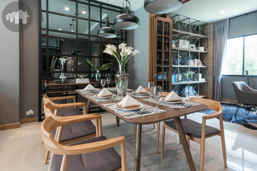 ถัดมาเป็นห้องรับประทานอาหาร สามารถวางโต๊ะอาหารขนาดใหญ่ และเก้าอี้ได้ถึง 6 ตัว