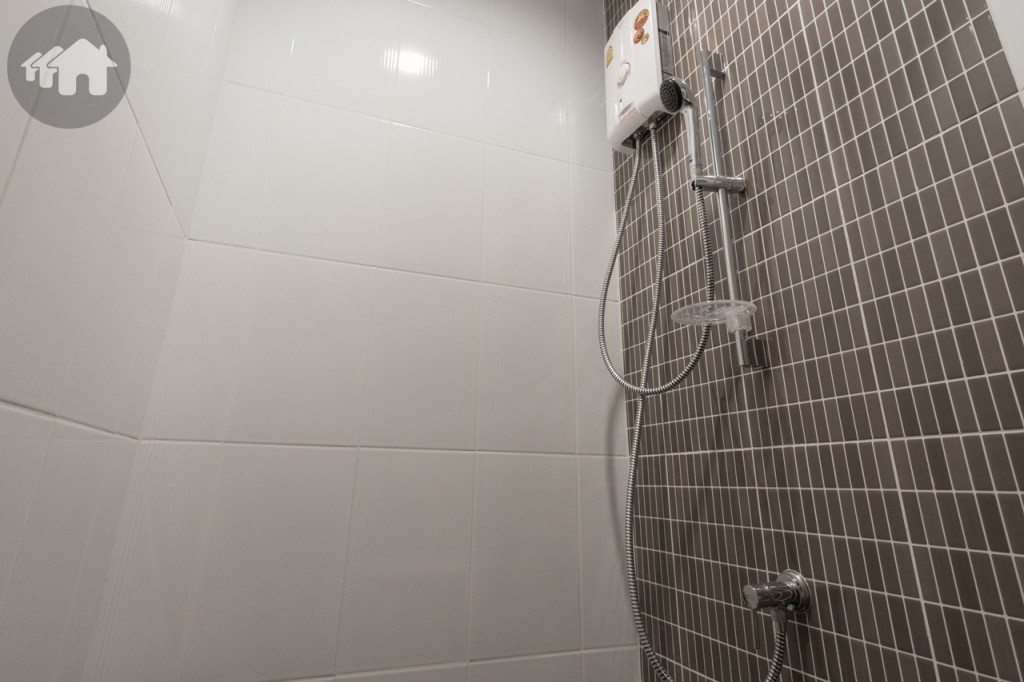 ฝักบัว พร้อมที่วางอุปกรณ์อาบน้ำ