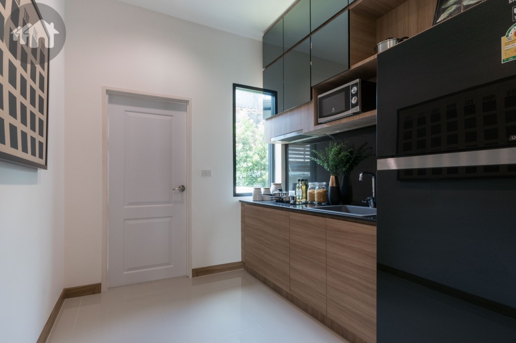 ด้านหลังเป็นห้องครัว ติดกับกระจกบานฟิกซ์บานใหญ่ มีประตูเชื่อมกับพื้นที่ซักล้างหลังบ้าน