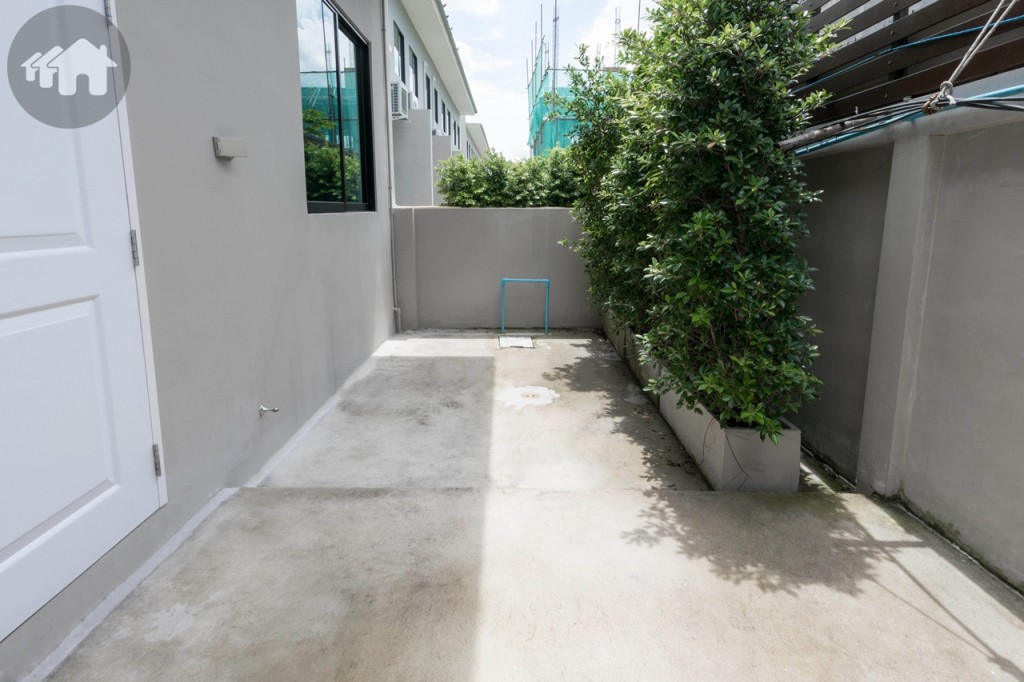 พื้นที่ซักล้างหลังบ้าน เทปูนเต็มพื้นที่ กว้างประมาณ 2.6 เมตร