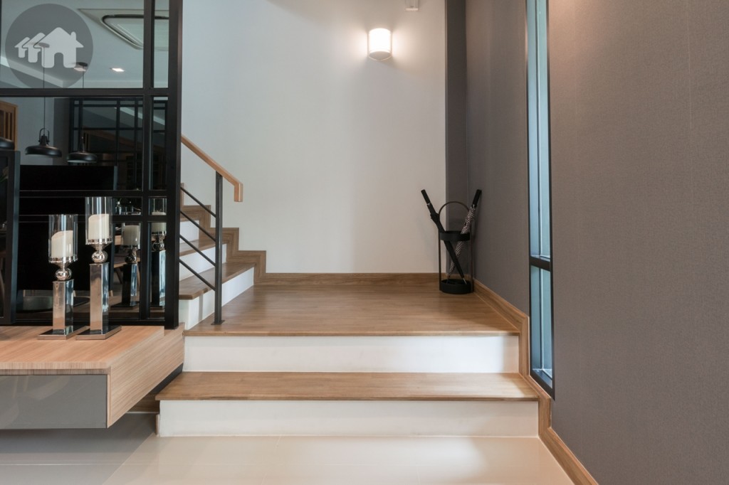 บันไดทางขึ้นชั้นที่ 2 ชานพักบันไดแรก กว้างประมาณ 1.7 เมตร