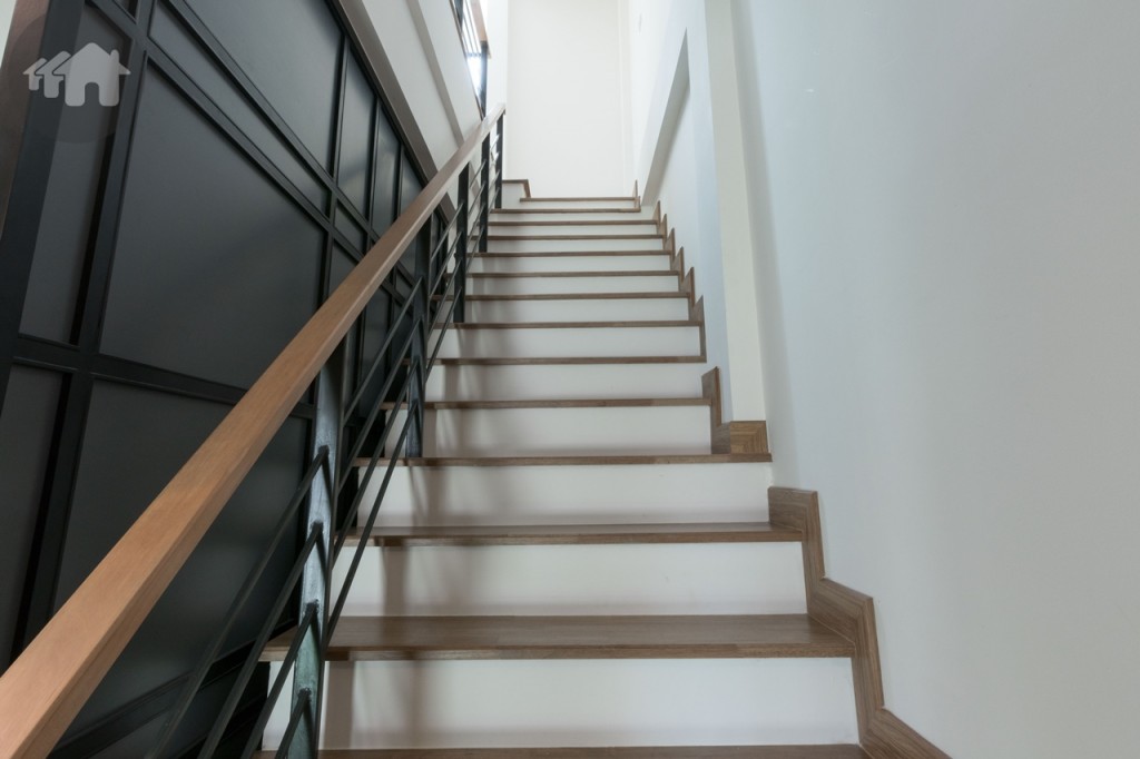 บันไดกว้างประมาณ 1 เมตร เดินขึ้น-ลง สะดวก