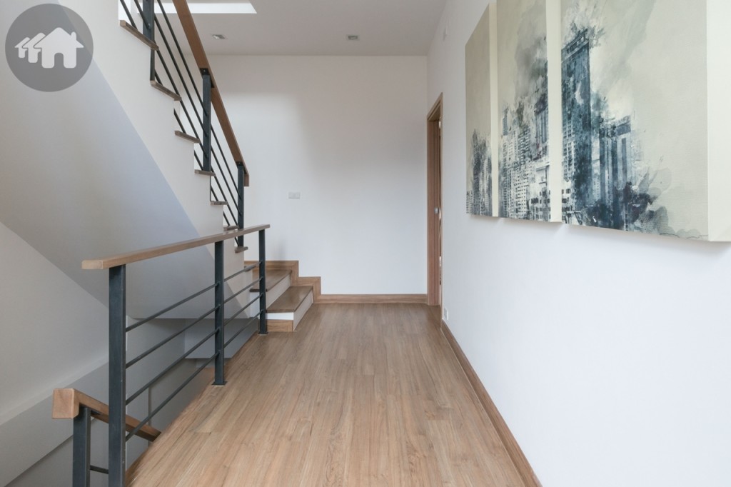 โถงทางเดินบริเวณชั้นที่ 2 กว้างประมาณ 1.5 เมตร พื้นปูลามิเนตทั้งชั้น