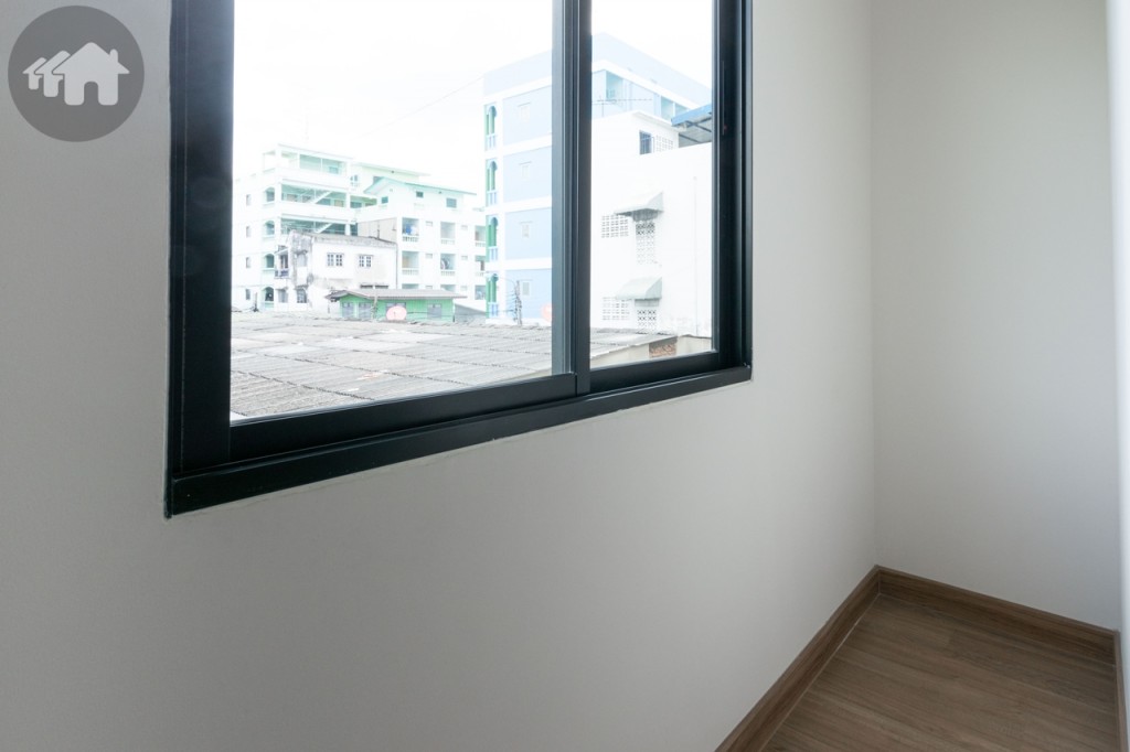 มีหน้าต่างบานเลื่อนแบบสลับบานใหญ่ รับแสงธรรมชาติ พร้อมพื้นที่ว่างตรงมุมกว้างประมาณ 70 เซนติเมตร