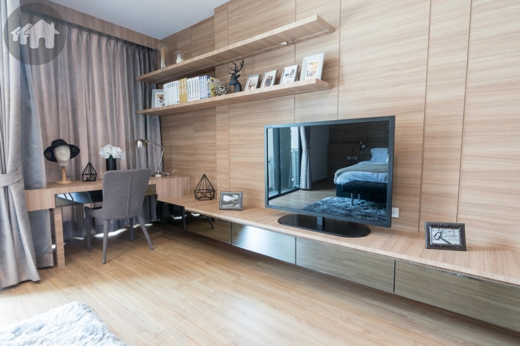 ชั้นวางโทรทัศน์ ห่างจากเตียงประมาณ 2.75 เมตร ด้านข้างตกแต่งเป็นโต๊ะทำงาน